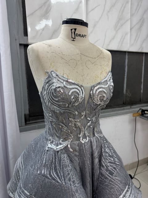 Detalhe do bordado aplicado à mão no corpete