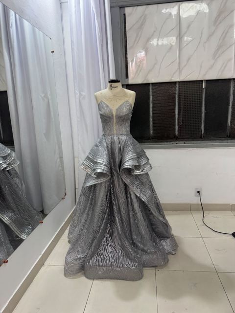 Vestido montado, corpo e saia unidos