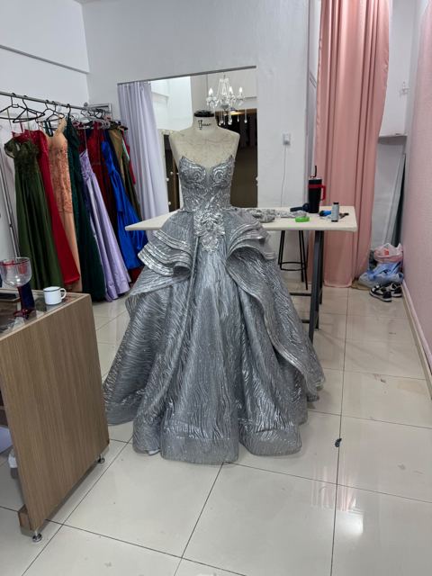Vestido prata finalizado no ateliê